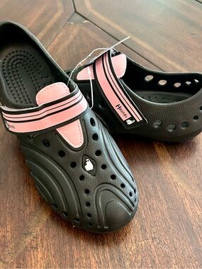 NWT HOUNDS Women’s Ultralites Velcro Shoes In Black & Light Pink - Size 5/6